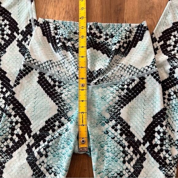 ✨ NIYAMA SOL UNRELEASED TURQUOISE-BLACK PYTHON BAREFOOT HI WAIST LEGGINGS EUC XS - Picture 7 of 9